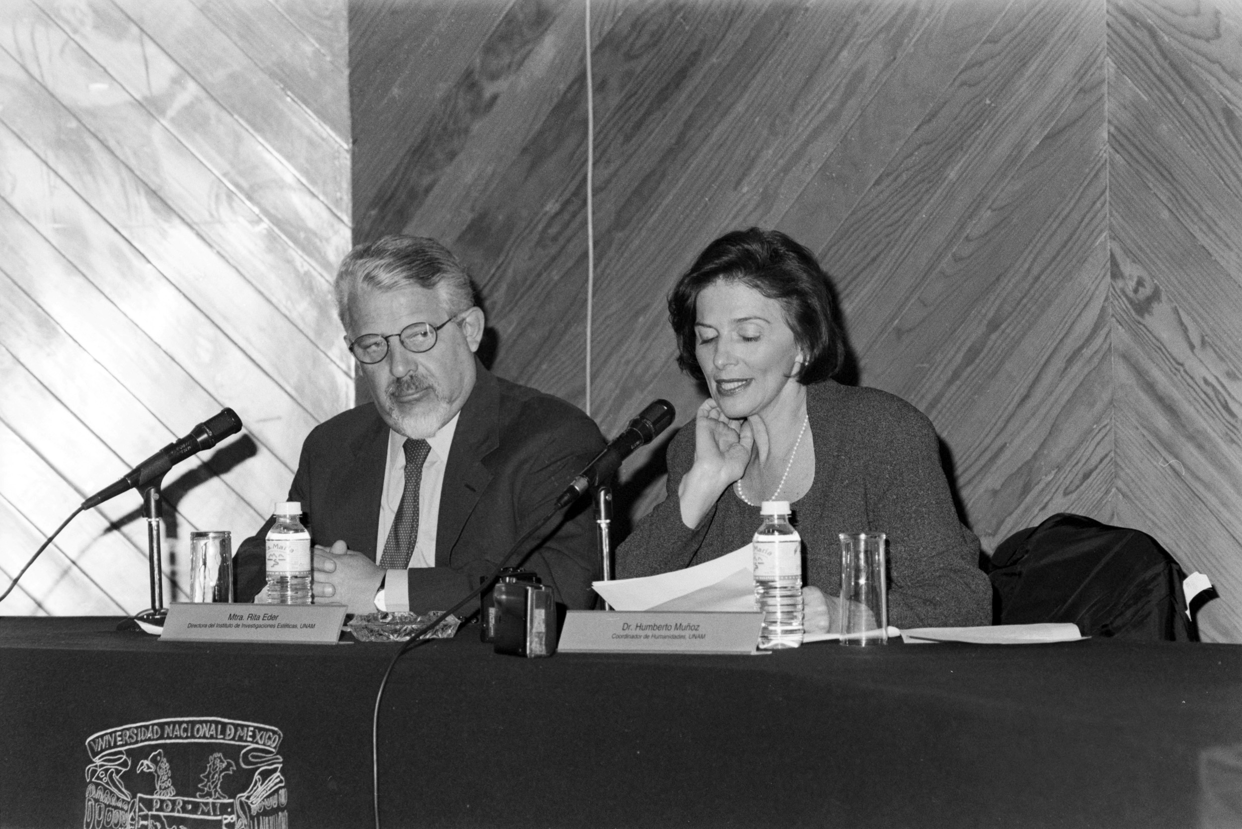 Dr. Humberto Muñoz coordinador de Humanidades y Dra Rita Eder directora del IIE